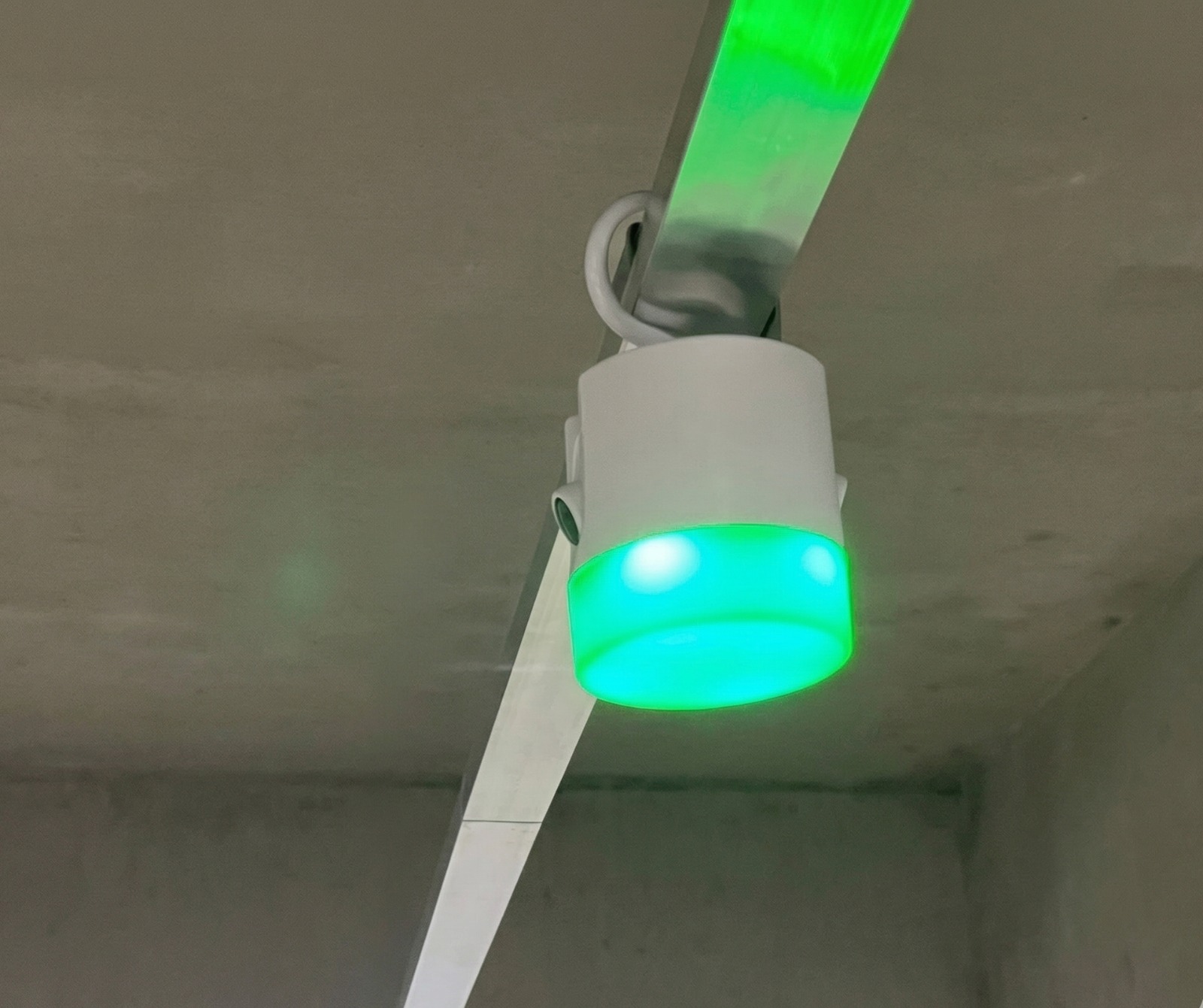 Camara de guiado vehicular WOW Machines con LED verde indicando bahia libre